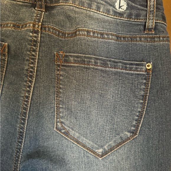 KENSIE "Tell Me Something Pretty"
Capri Jeans Size 27 Medium Wash Whiskers EUC - Picture 8 of 15